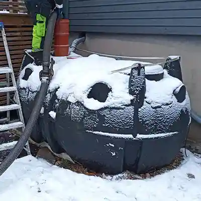 Oisolerad slam tank på vintern, frusen