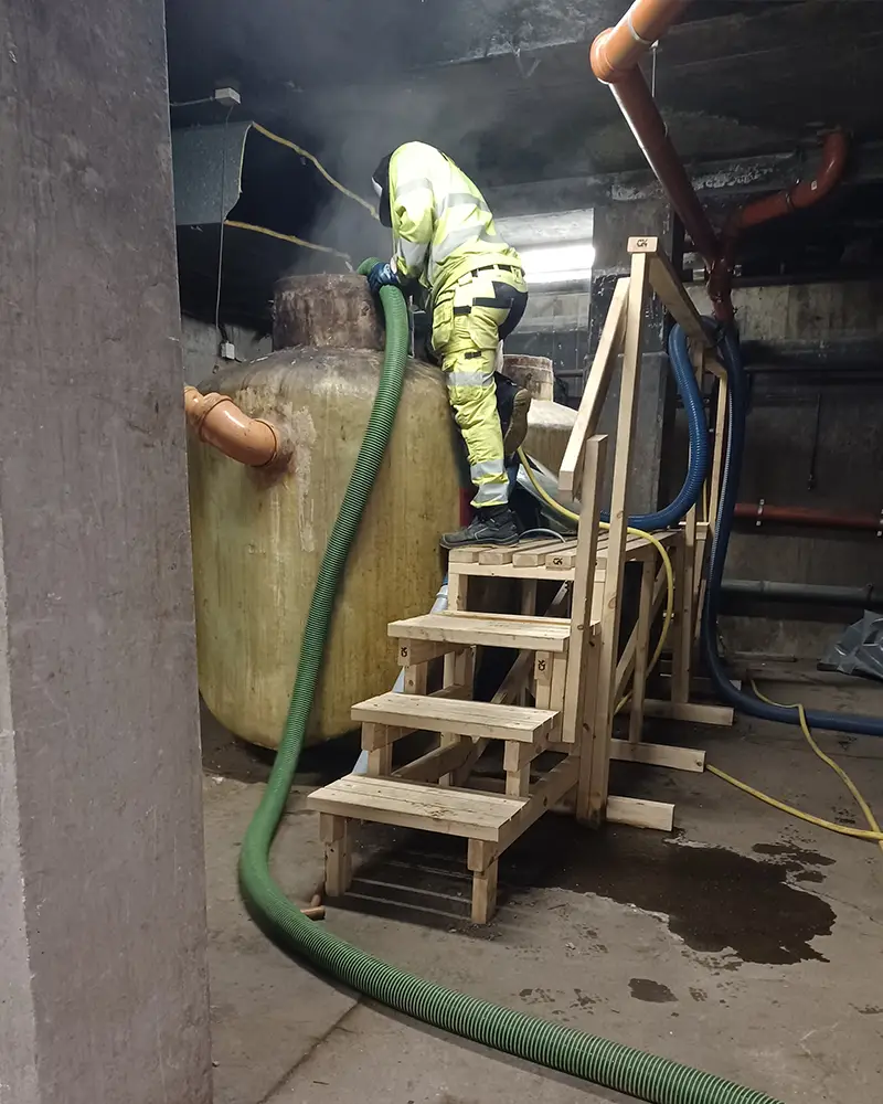 Byggd ställning i trä runt en  Fettavskiljare