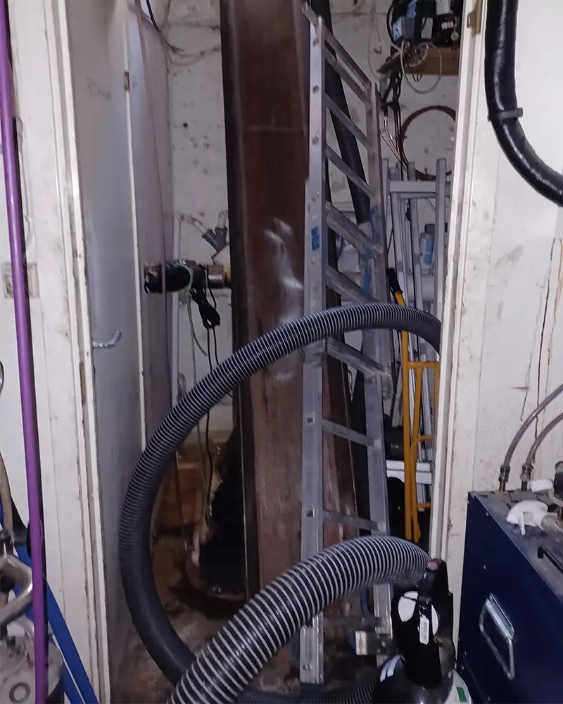 Tretums slang dragen via marklucka för tömning av Fettavskiljare