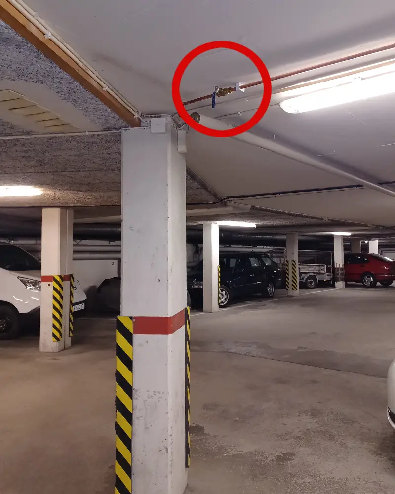 Vattenkran monterat i garagetak